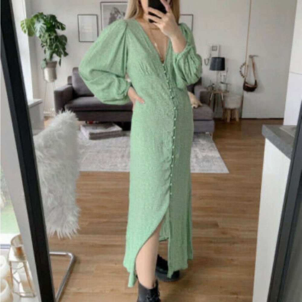 NEW H&M green floral, puff sleeved dress.